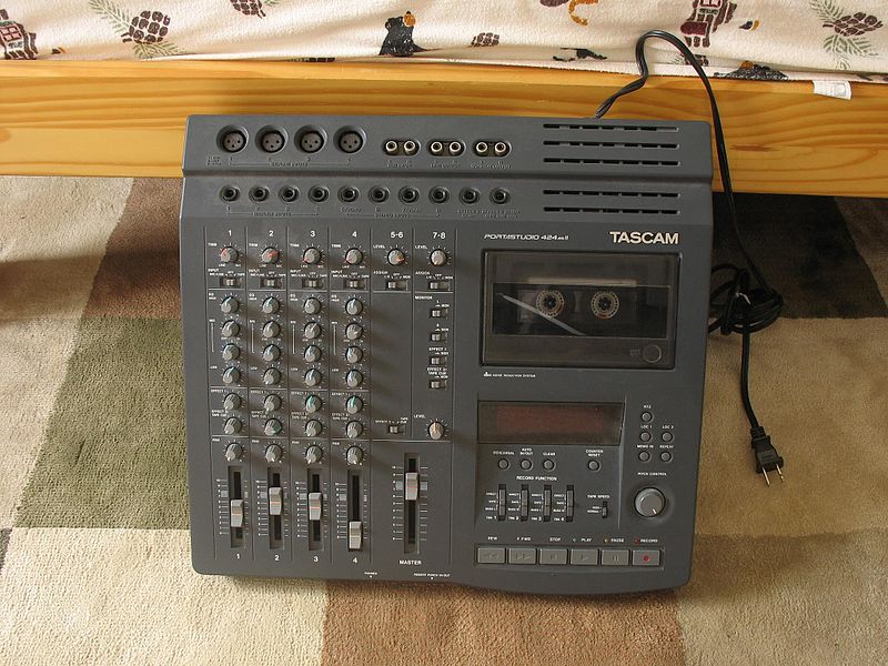 File:Tascam PortaStudio 424 MKII.jpg - Wikimedia Commons