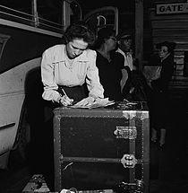 Tennessee Coach Company baggage agent in Knoxville, photographed by Esther Bubley in 1943 Tennessee-coach-company-baggage-agent-knox-1943-tn1.jpg