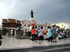 Thao Suranaree Statue Korat Thailand.JPG