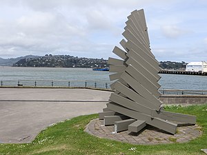 Yeni Zelanda, Dunedin'deki Otago Limanı'nda Peter Nicholls imzalı Toroa (1989) heykeli, Aralık 2018.jpg