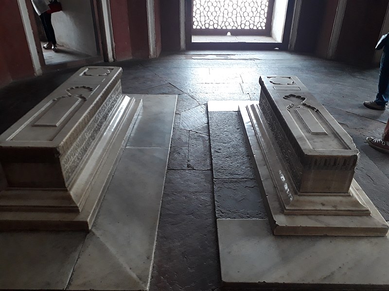 File:Three other graves in Humayun Tomb.jpg