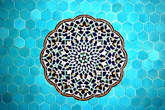 Azulejos en el interior de la Gran mezquita de Yazd, Persia, con diseños geométricos y vegetales