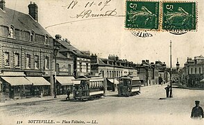 La ville était desservie par l'ancien tramway de Rouen de 1879 jusqu'aux années 1930.