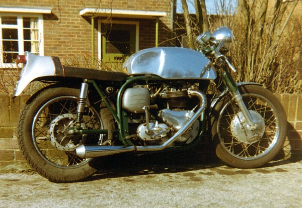 "Triton." A Triumph 650 cc pre-unit engine and gearbox in a wideline Norton Featherbed frame