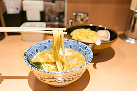 Mi Tsukemen sedang dicelupkan