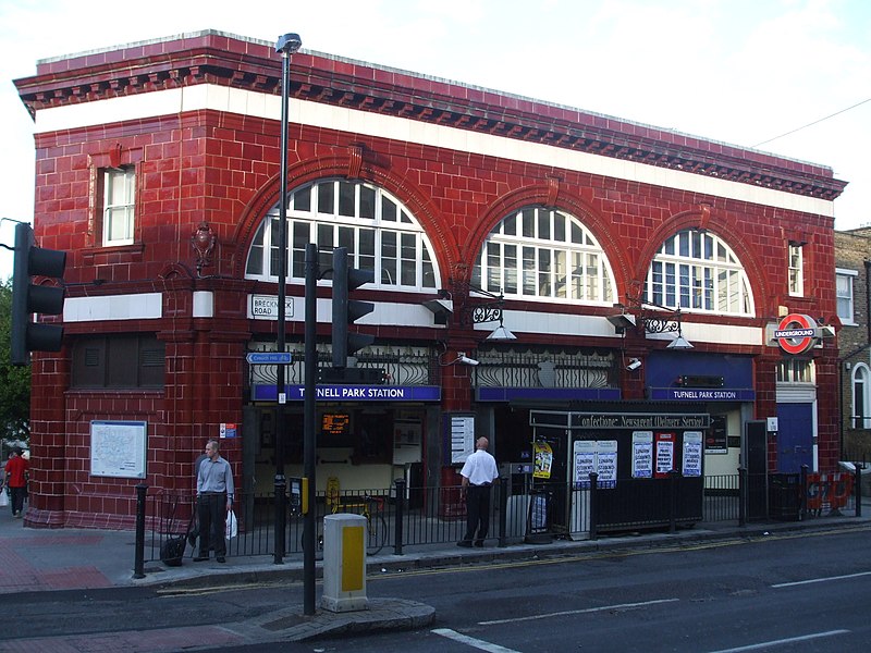 File:Tufnell Park stn building.JPG