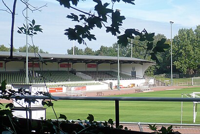 So kommt man zu Stadion Uhlenkrug mit den Öffentlichen - Mehr zum Ort Hier