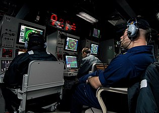 Datorer tillhörande sonarsystemet AN/SQQ-89 på kryssaren USS Momsen (DDG-92).