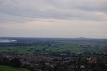 Blick über flache Landschaft mit einem Flickenteppich von Feldern.