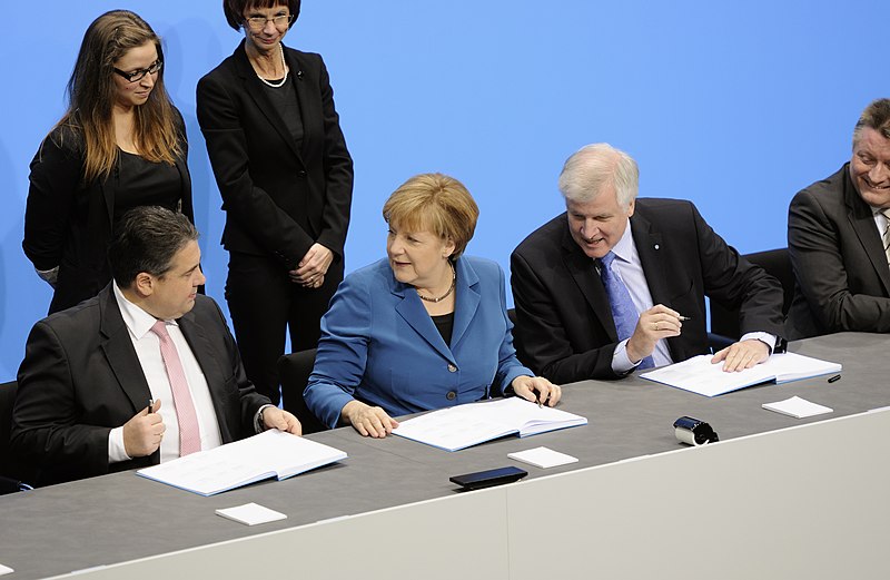 File:Unterzeichnung des Koalitionsvertrages der 18. Wahlperiode des Bundestages (Martin Rulsch) 089.jpg