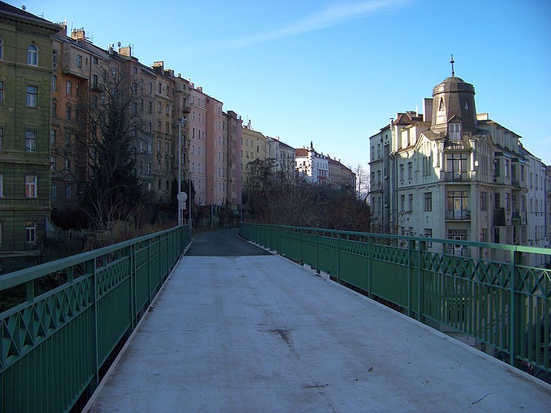File:Vítkovská trať, cyklostezka, most přes Husitskou ulici, směr Řehořova.jpg