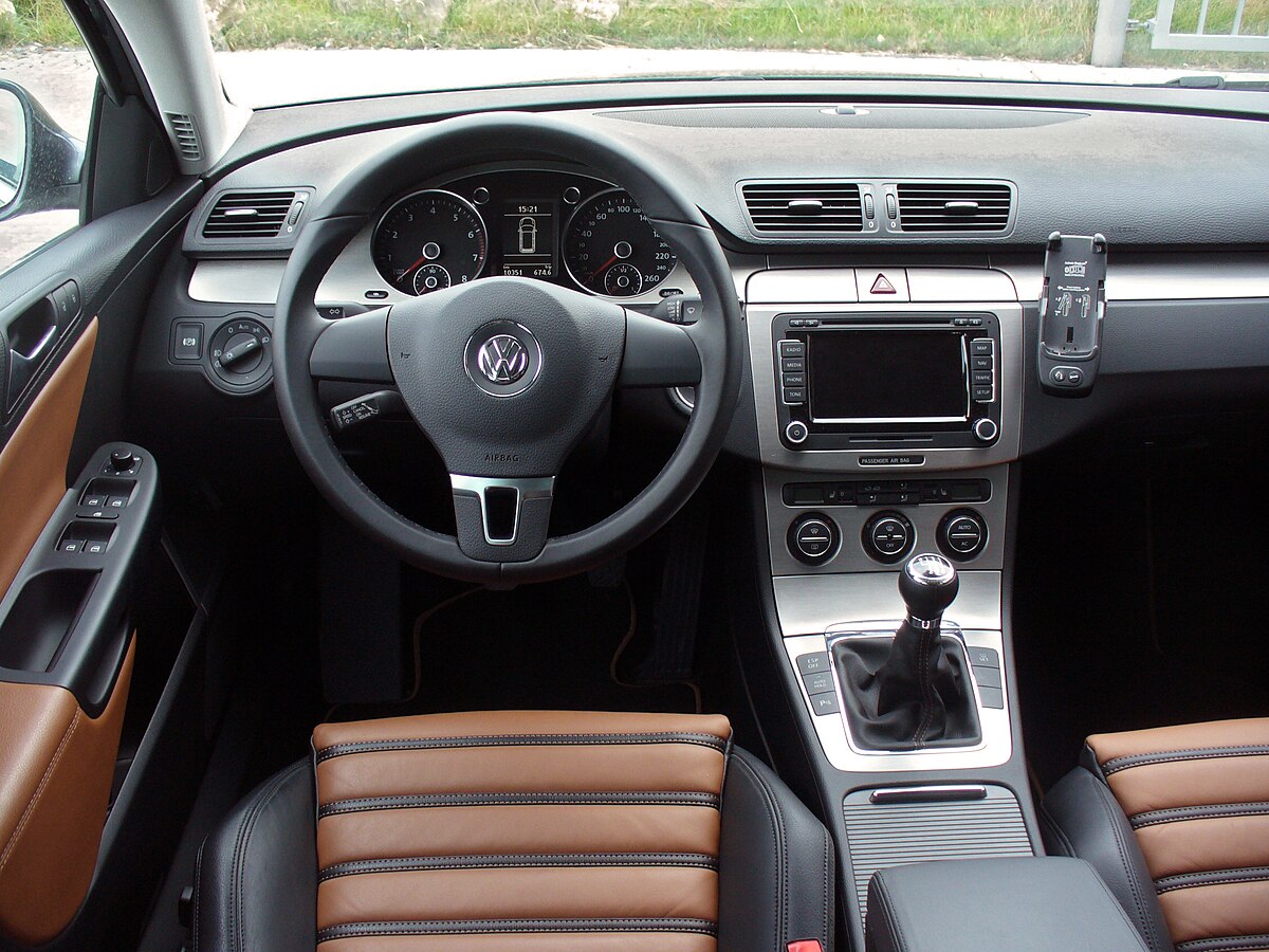 spontaan wees stil Dapperheid File:VW Passat Variant 2.0 FSI 4Motion Individual Interieur.JPG - Wikipedia