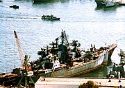 1990年9月、ウラジオストクで修理中の「ヴァシーリイ・チャパーエフ」（奥）と大型揚陸艦（ロシア語版）「ニコライ・ヴィルコーフ」。