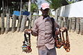 Vendeur ambulant de collier traditionnel africain.JPG