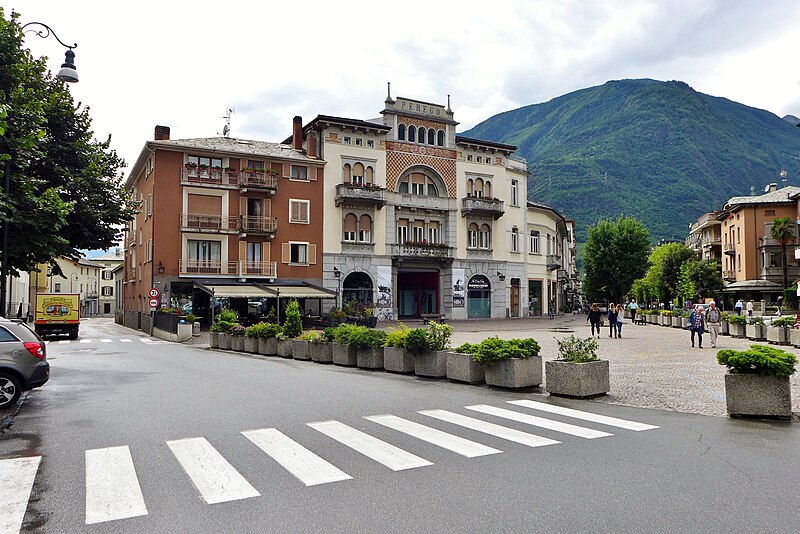 File:Via Roma, Tirano, 2014.JPG