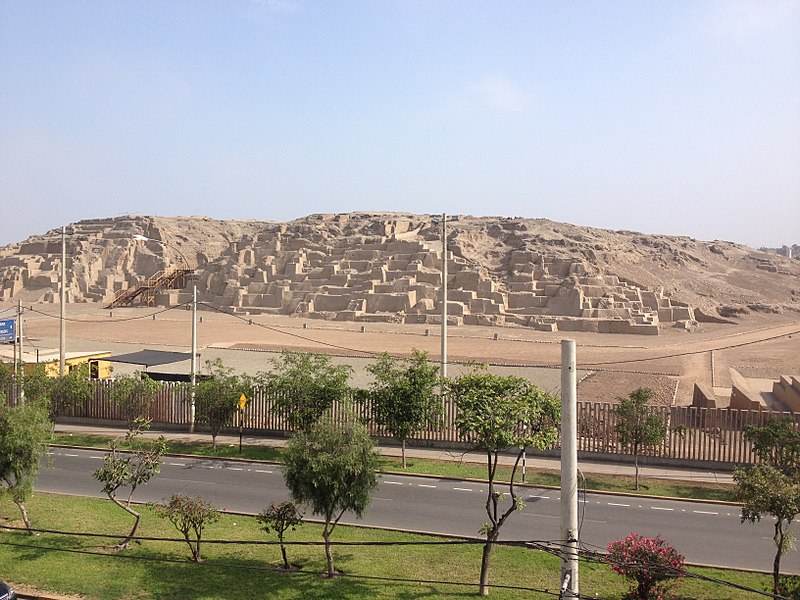 File:Vista frontal Huaca Mateo Salado r.jpg