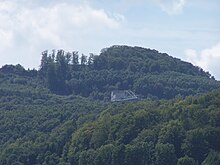 Nordosthang des Dietrichsberges mit Gebäude des Steinbruchs bei Rodenberg