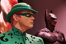 I costumi di scena dell'Enigmista e di Batman.