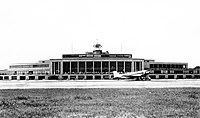 Washington National Airport terminal in 1944 Washington National (1944).jpg