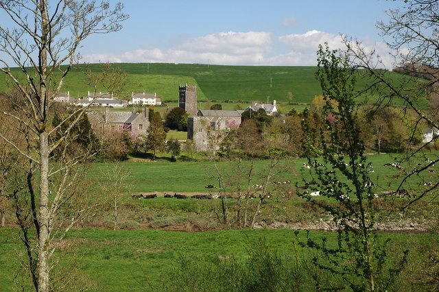 Weare Giffard Church and Weare Giffard Hall, viewed from the southwest across the River Torridge on the Tarka Trail. The main modern settlement is sit