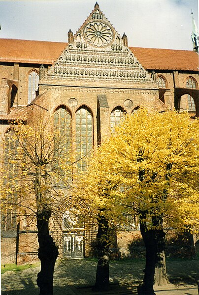 File:Wismar October 1994 (6479177843).jpg