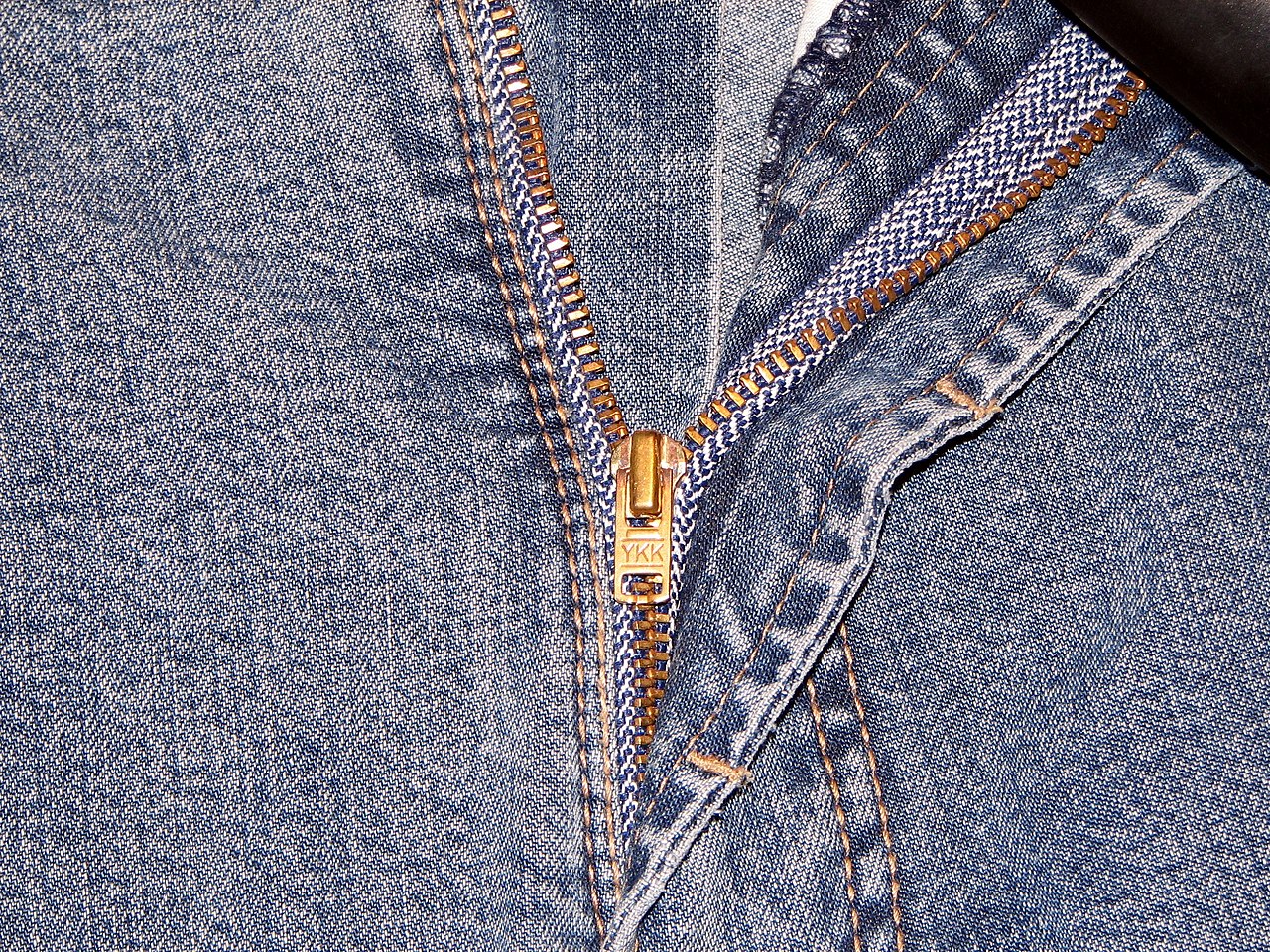 File:YKK Zipper on Jeans.JPG - Wikimedia Commons