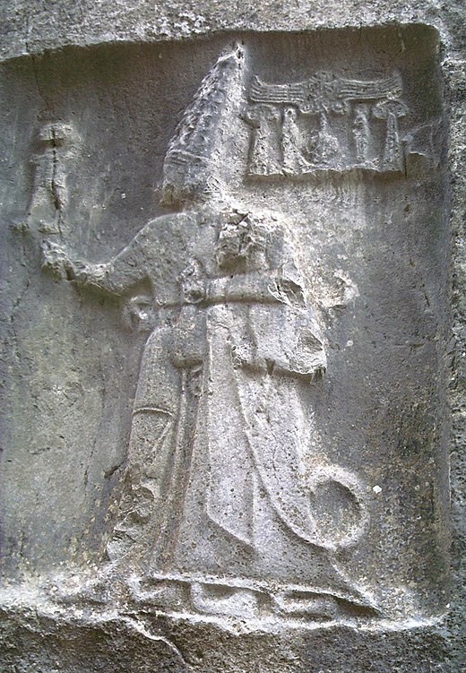 Rotsreliëf uit een heiligdom in de Hetthitische hoofdstad Hatussa, voorstellende Sharruma met koning Tudhalia (ca. 1250 - 1220 v.Chr.)