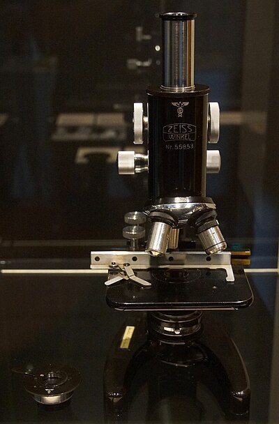 Zeiss Mikroskop, Okulare und Kondensor mit Hakenkreuzgravur aus der Zeit von 1933-45.JPG