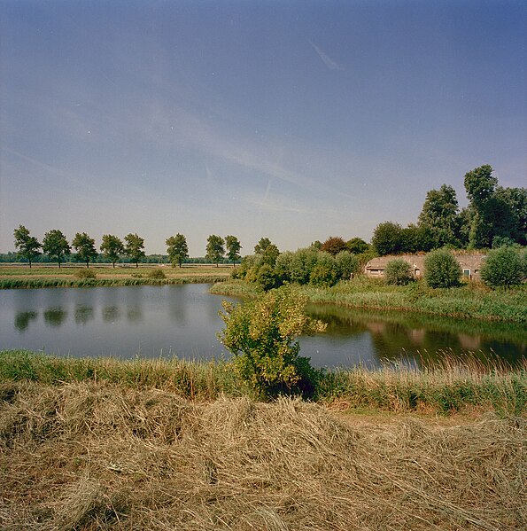 File:Zicht op het hoofdgebouw, keelzijde, over de fortgracht - Assendelft - 20341741 - RCE.jpg