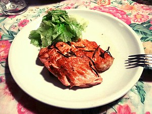 Grilled salmon with lettuce