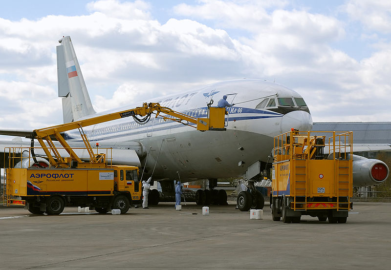 File:"Aeroflot"cleans aircraft. RA-86110 (3234283191).jpg