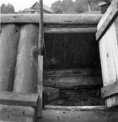 "Studenec" - vodnjak, ki je izredno plitek, pokrit s streho, ki je v navadi v Močilah 1951 (2).jpg