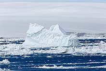 Айсберг в Антарктической проливе.jpg