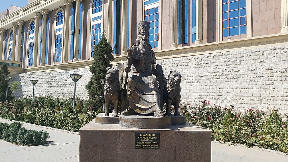 Памятник душанбе. Парк Куруши кабир Душанбе. Памятник кабир Куруш в Душанбе. Статуя Авиценна в Душанбе.