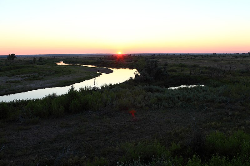 File:Первые лучи солнца над Илеком - panoramio.jpg