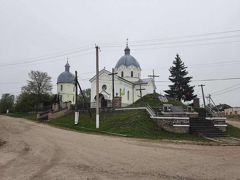 File:Центр села Глібів.jpg