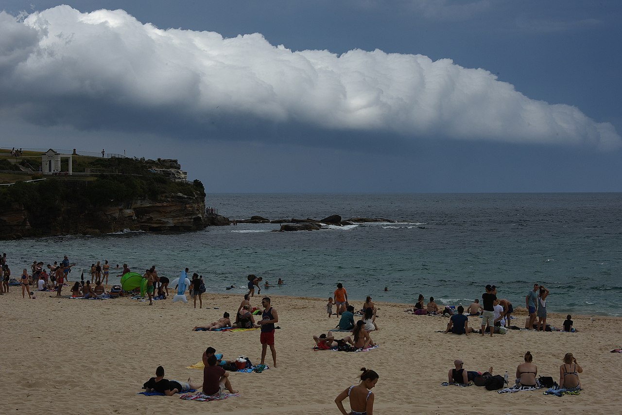 Пляже Coogee. Сидней климат. Климат в Сиднее январь. Фото шторм на популярном пляже Бонди-Бич вблизи Сиднея.
