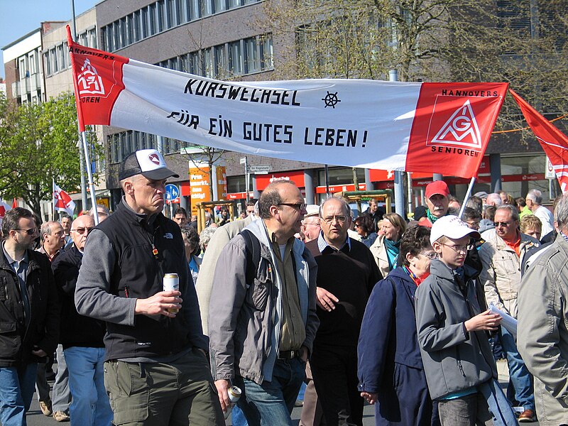 File:1. Mai 2013 in Hannover. Gute Arbeit. Sichere Rente. Soziales Europa. Umzug vom Freizeitheim Linden zum Klagesmarkt. Menschen und Aktivitäten (153).jpg