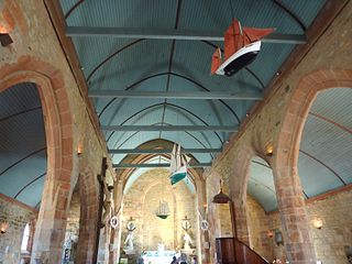 Ex-voto en forme de bateaux accrochés dans la chapelle.
