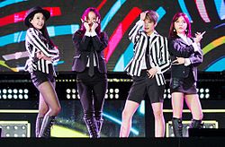 f(x) sedang tampil di Jeju K-pop Festival pada bulan Oktober 2015 Dari kiri ke kanan: Victoria, Krystal, Amber, dan Luna.