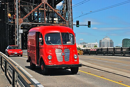 ไฟล์:1958_International_Metro_Van_in_Portland_in_2012,_front.jpg