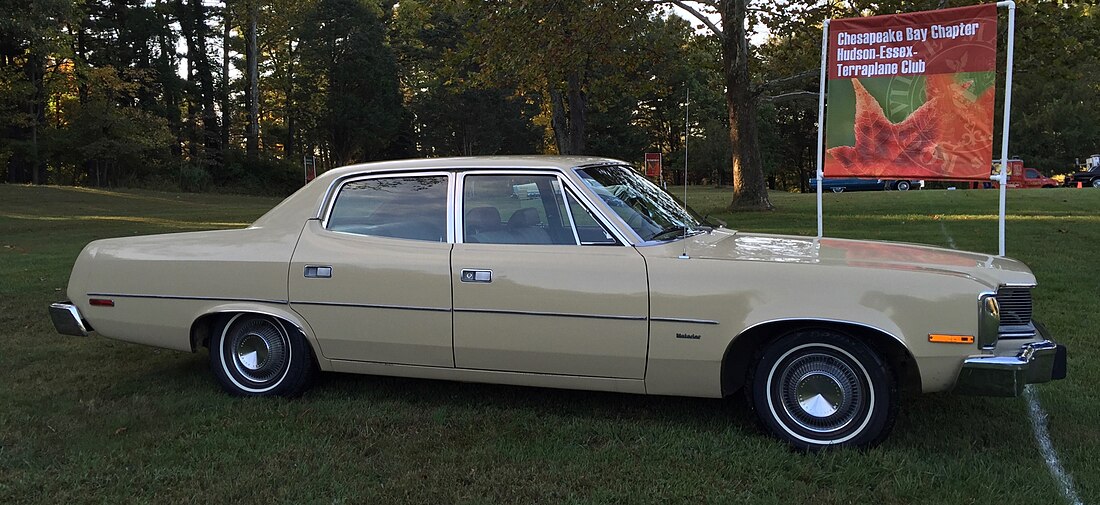 File:1975 AMC Matador base sedan in Fawn Beige at 2015 Rockville show 3of6.jpg