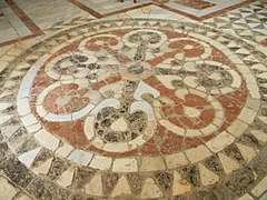Talni mozaik v preddverju cerkve