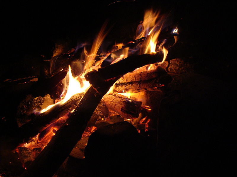 File:2009 Lagerfeuer.JPG