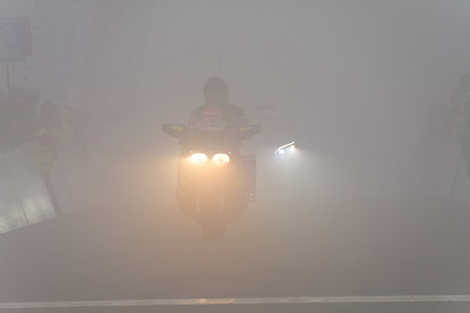 Premières lueurs de la moto de tête.