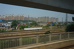 Blick auf Shuangdunji in Changfeng von der Hochgeschwindigkeitsstrecke Hefei–Bengbu