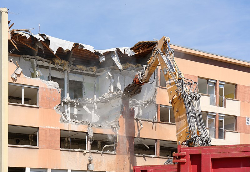 File:2018-04-18 13-32-45 demolition-hopital-belfort.jpg