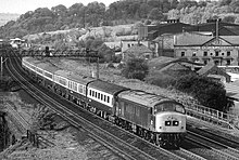 D73 (45 110) der British Rail hat im April 1981 mit einem Reisezug nach London St. Pancras gerade den Bahnhof Chesterfield verlassen