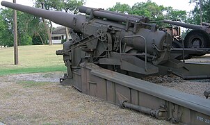 Seitenansicht des Geschütz in Fort Sill von hinten link