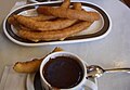 las porras se suelen comer para desayunar con chocolate a la taza.